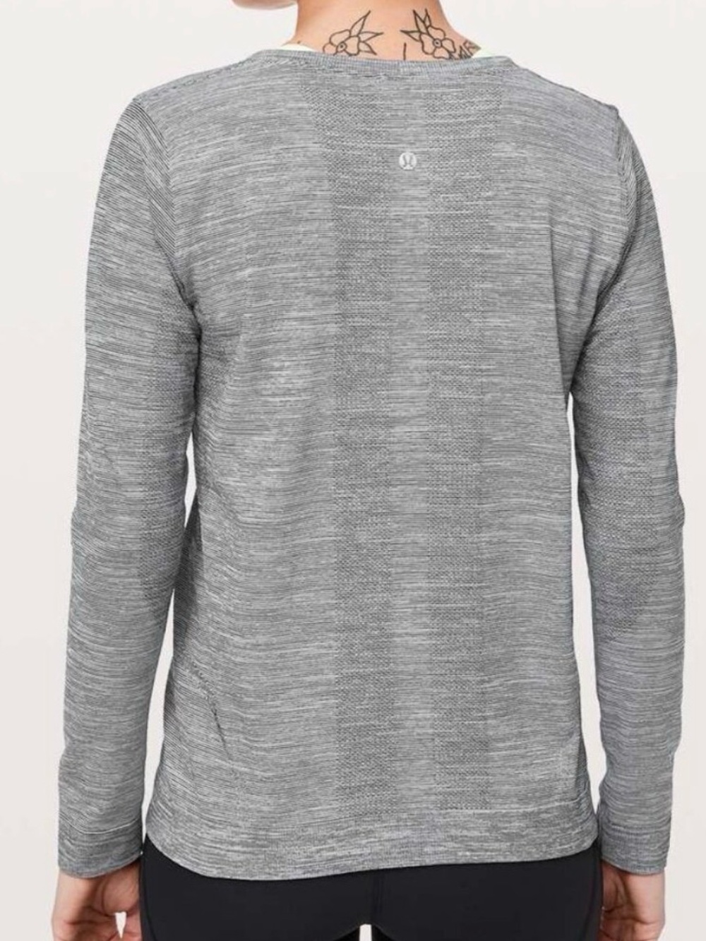 Lululemon Swiftly Tech Long Sleeve Size 4 Breeze Relaxed Fit Black & White
